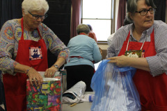 joanne-and-ann-doing-the-draw-for-our-raffle-quilt_29319274633_o
