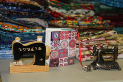 tiny-little-sewing-machine-and-a-book-about-thimbles_33745028883_o