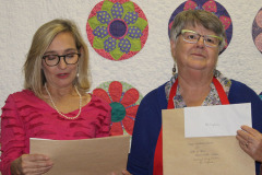 marli-ramsey-presents-and-honourable-mention-award-to-bev-d-for-her-quilt-audreys-tuip-garden_45048579172_o