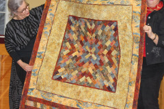 lauries-quilt-for-her-mom-the-centre-medallion-is-from-pollys-cabin-fever-workshop_25669593554_o