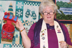 anna-sharing-her-thread-catcher-and-pin-cushion_33493739580_o