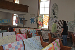 isabel-and-valerie-checking-out-the-quilts_33467663452_o