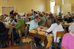 quilters-are-tieing-quilts_39985492805_o