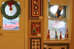 even-the-door-has-a-quilters-wreath-by-anna-the-hooked-santas-were-made-by-sandy-b_23352070886_o