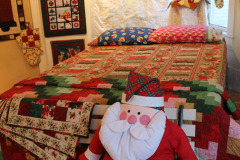 nancys-christmas-quilt-on-the-bed_22749688224_o
