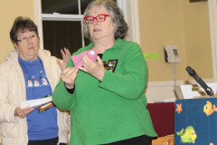 anne-demonstrated-using-vet-tape-to-help-control-thread_23908178489_o