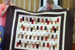 a-quilt-for-the-quilts-of-valour-program-quilted-by-alison_27856689599_o