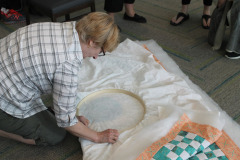 rose-shows-how-she-doesnt-baste-her-quilt_40343278500_o