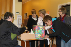 checking-in-members-guests-and-new-members_22789102316_o
